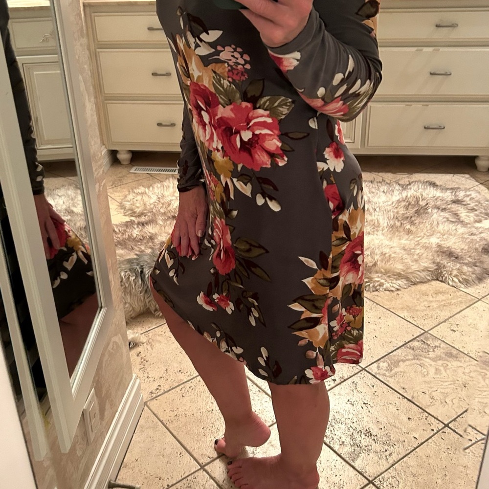 Sweet Lovely loose dress w/pockets - Picture 2 of 9